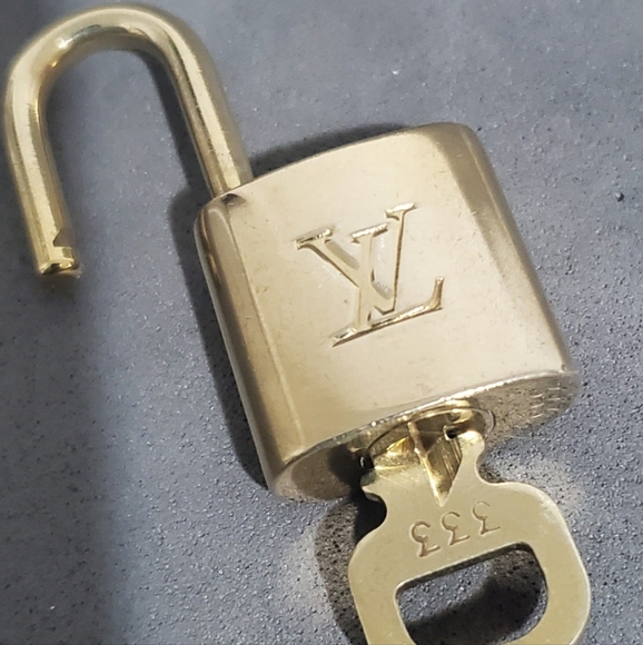 #333 Authentic LOUIS VUITTON Lock Key Set Padlock Brass Polished Chain Necklace - Picture 5 of 9